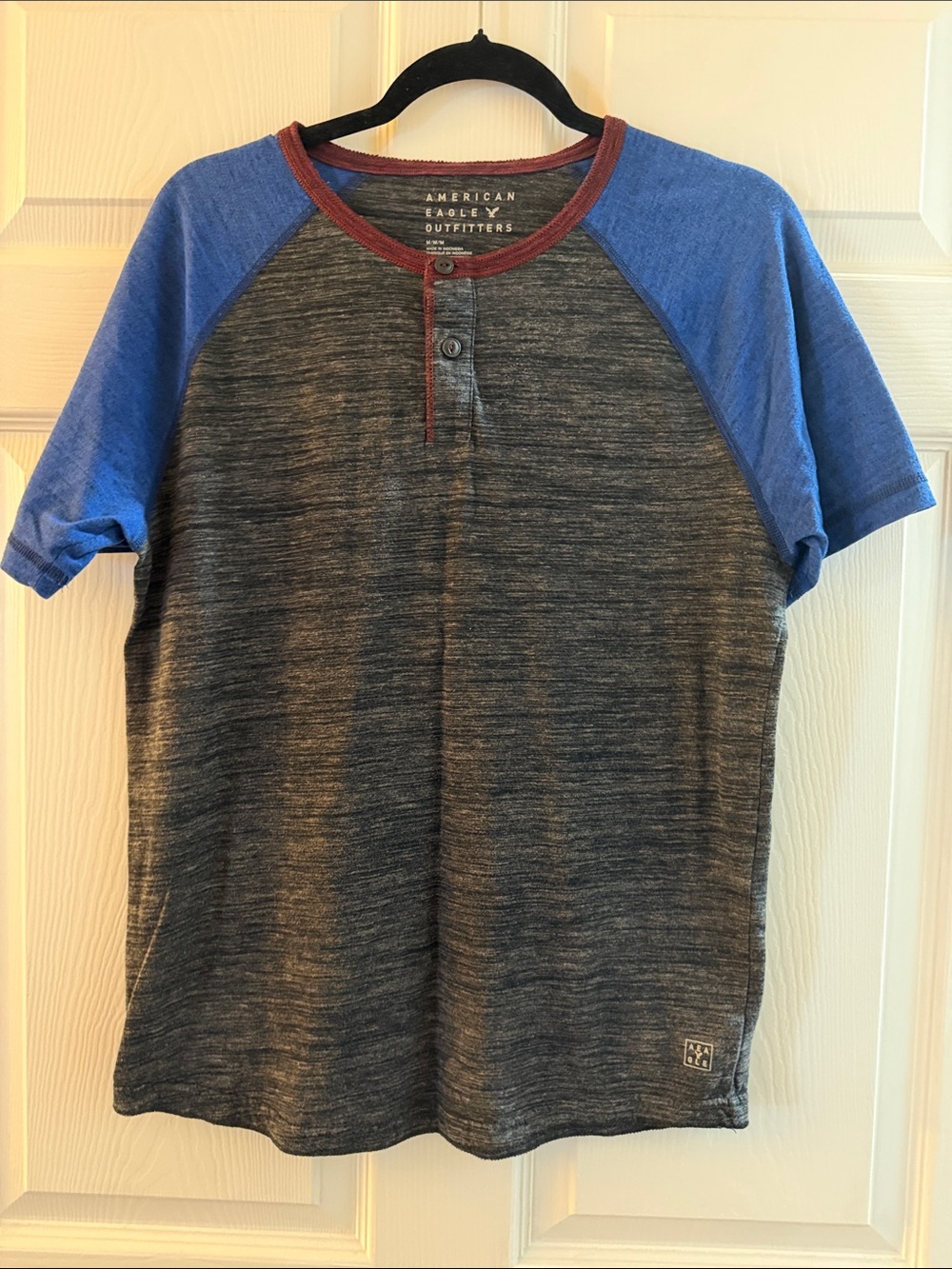 American Eagle Outfitters Blue Sleeve Heathered Gray Short-Sleeve Henley